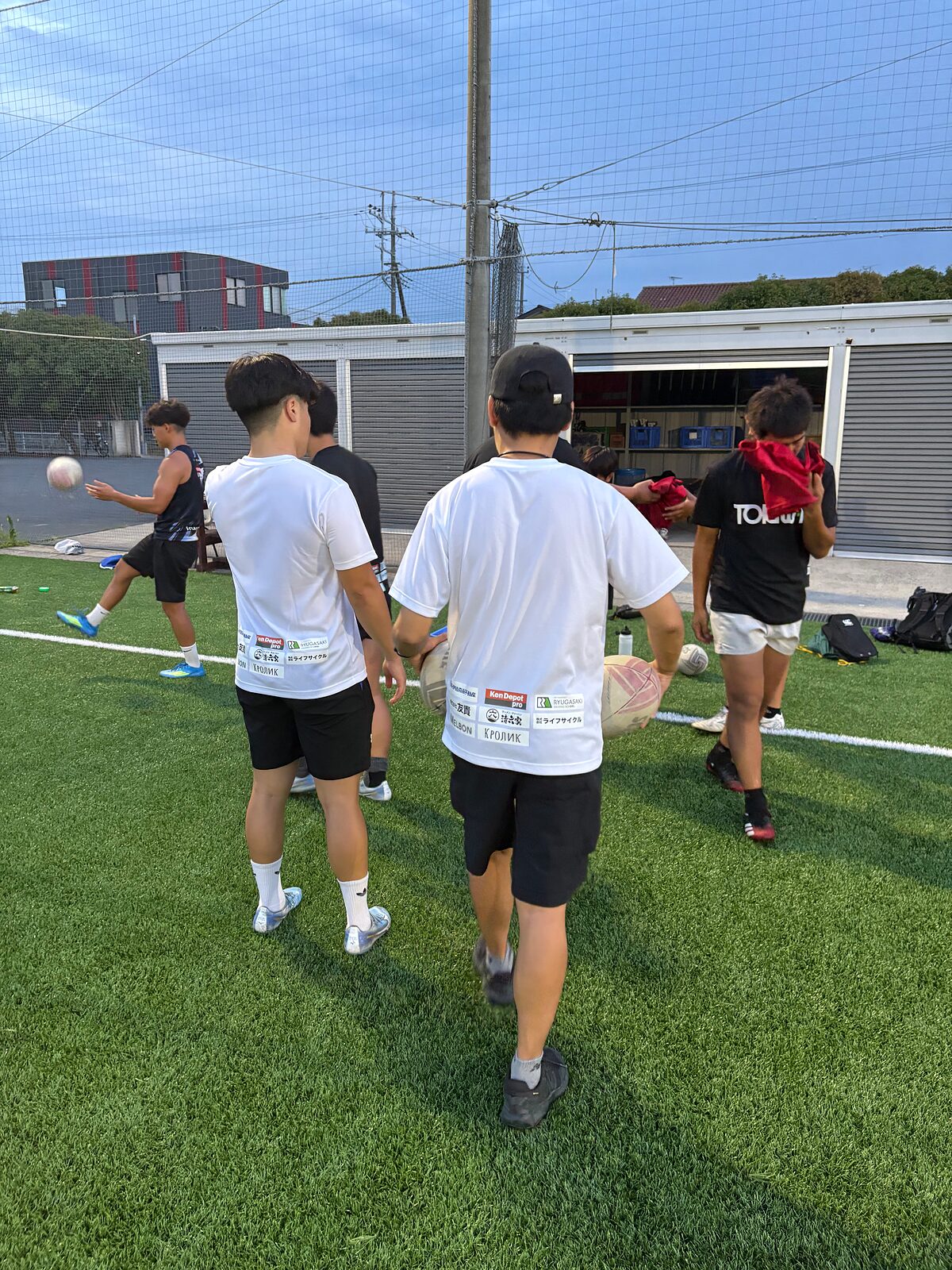 練習の合間にグラウンドを歩く選手たち
