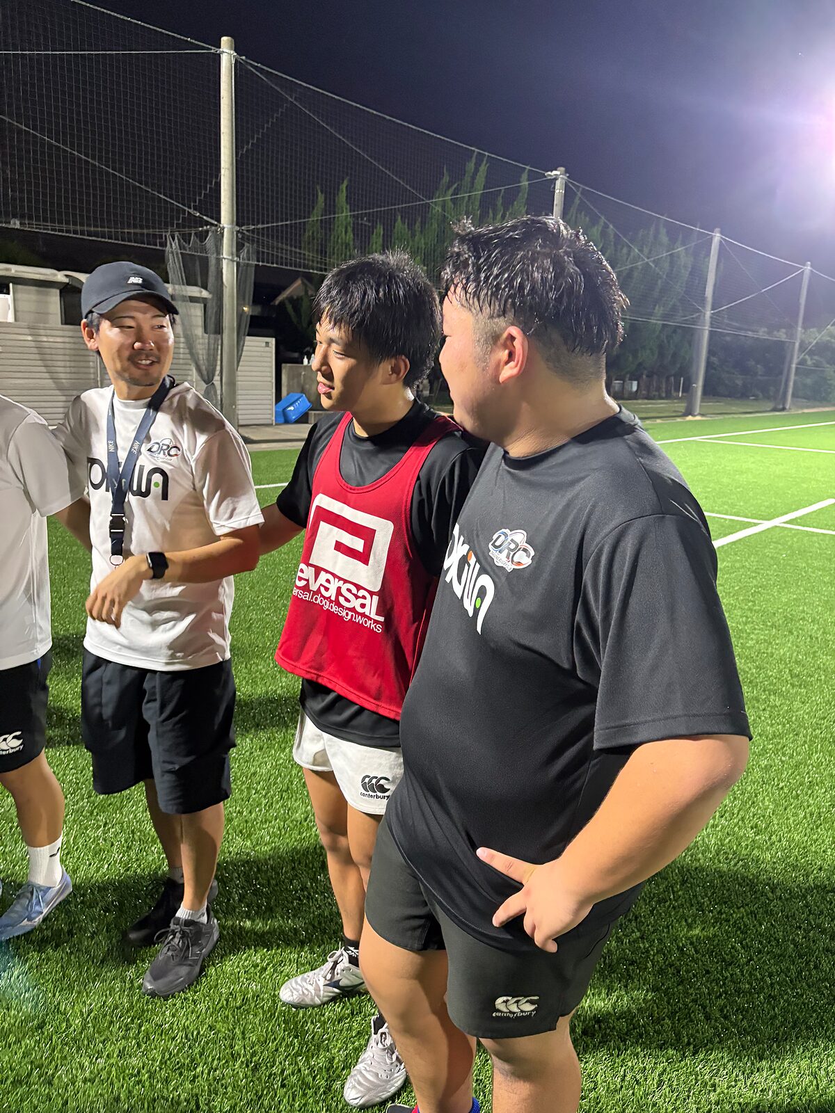 練習後にコーチと話す選手たち
