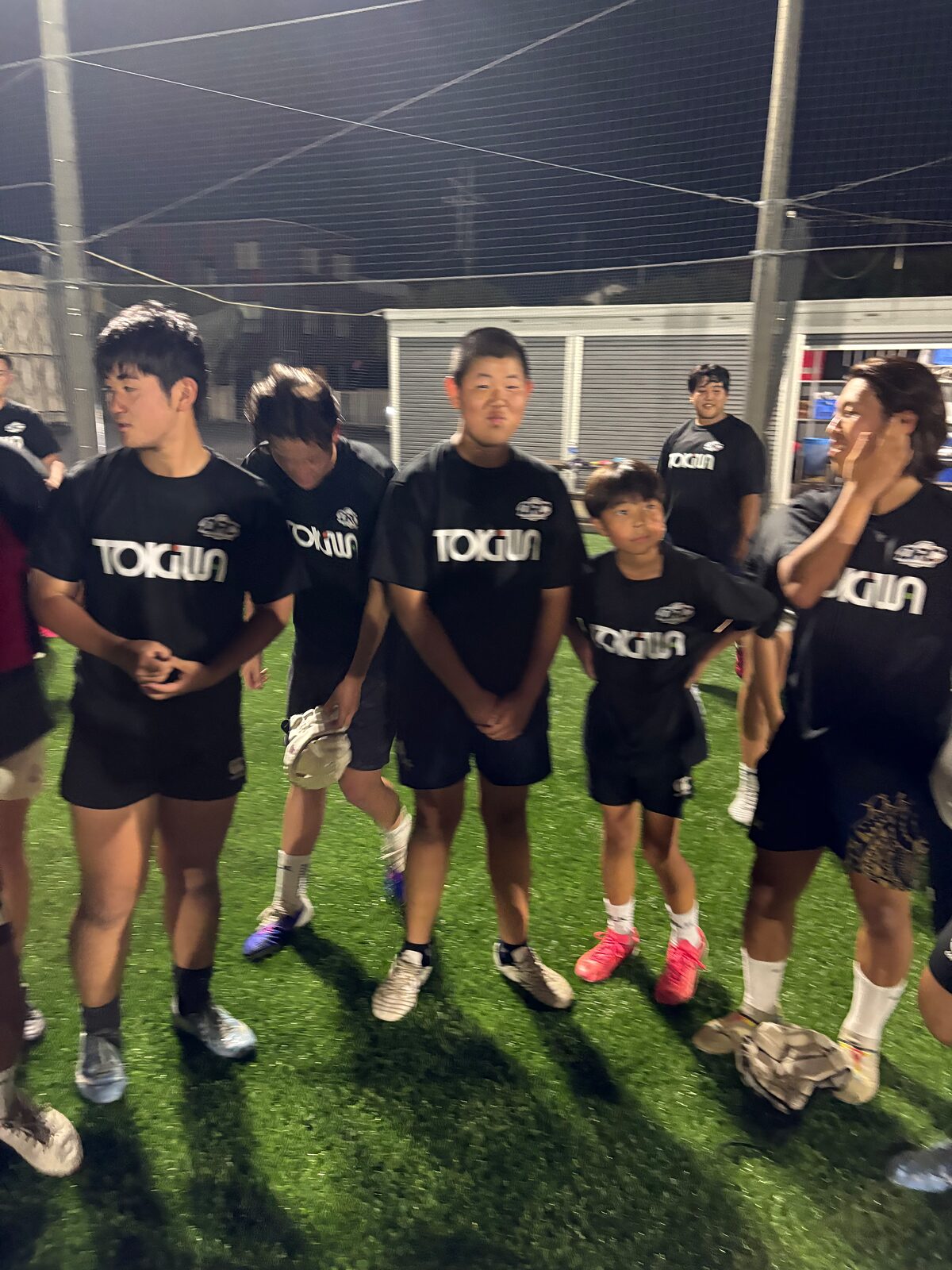 ナイター照明の下に集まる選手たち